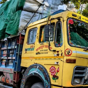 পাবনায় অস্ত্রের মুখে ঝুটবোঝাই দুটি ট্রাক নিয়ে লাপাত্তা দুর্বৃত্তরা
