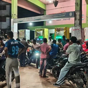 তেল সংকট গুজব, রাজশাহীর পাম্পে মধ্যরাতে দীর্ঘ লাইন