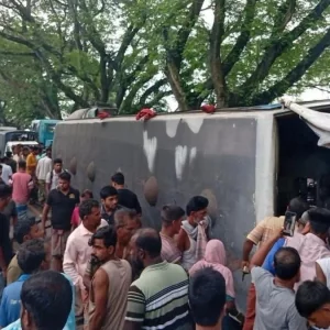 চুয়াডাঙ্গায় যাত্রীবাহী বাস উল্টে নারী-শিশুসহ আহত ২৩