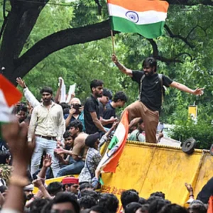 সারাদেশ থেকে বাস-ট্রেনে করে নতুন বিক্ষোভকারী যন্তর মন্তরে, নিরাপত্তা জোরদার