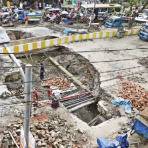 রাজধানীর ধোলাইখালে সড়ক ধসে বিশাল গর্ত, জনদুর্ভোগ