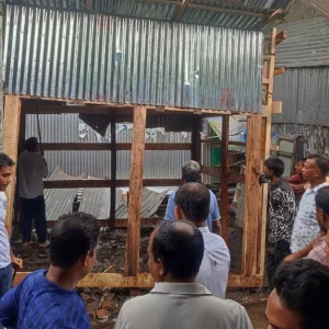 সরকারি জমিতে রাতারাতি দোকান বানালো স্বেচ্ছাসেবক দল নেতা, প্রশাসনের উচ্ছেদ