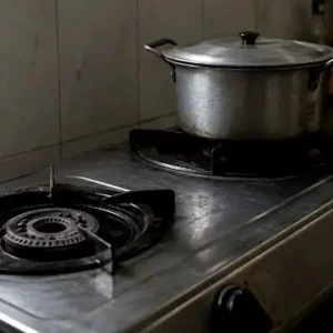 রাজধানীতে ছুটির দিনেও গ্যাসের সংকট