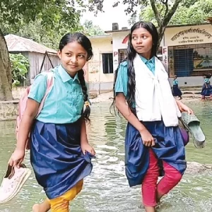 বর্ষা এলেই হাঁটুপানি পেরিয়ে স্কুলে যায় শিক্ষার্থীরা
