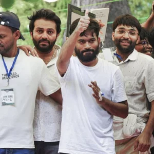 এটা কেবলই শুরু, এখনও অনেক দীর্ঘ পথ পাড়ি দেওয়া বাকি: ককরোচ পার্টির প্রধান