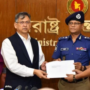 আইনশৃঙ্খলা বাহিনীকে জনবান্ধব করতে ‘পুরস্কার ও তিরস্কার’ নীতি অব্যাহত থাকবে: স্বরাষ্ট্রমন্ত্রী