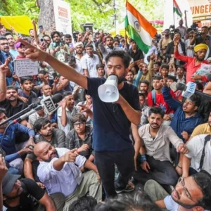 ফের আন্দোলনের হুঁশিয়ারি দিলো ককরোচ পার্টি