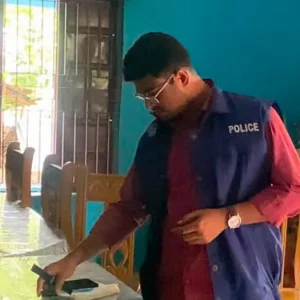 পুলিশ পরিচয় দিয়ে ইউপি সচিবকে ডাকাতেরা বলেন, ‘চলো, তোমার বাসায় যাব’