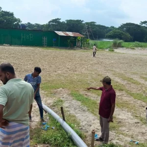চাঁদপুরের বেড়িবাঁধে সুড়ঙ্গ করে বসানো ড্রেজারের অবৈধ পাইপগুলো অপসারণ