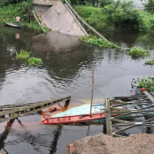 ইটবোঝাই বাল্কহেডের ওপর ভেঙে পড়ল বেইলি সেতু