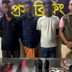 যশোরে অস্ত্র-পোশাকসহ তিন ভুয়া বিজিবি সদস্য গ্রেপ্তার