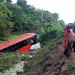 কয়েক দফা ‘পাল্টি খেয়ে’ খাদে পড়লো যাত্রীবাহী বাস, আহত ২০