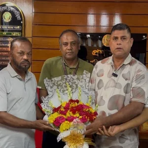 ময়লার ঝুড়িতে পাওয়া জর্দার কৌটায় মিলল স্বর্ণ-টাকা, ফিরিয়ে দিয়ে সংবর্ধনা পেলেন স্টুয়ার্ড গার্ড