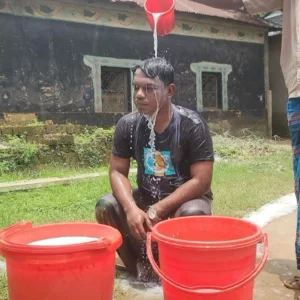 দুধ দিয়ে গোসল করে রাজনীতি ছাড়ার ঘোষণা যুবদল নেতার