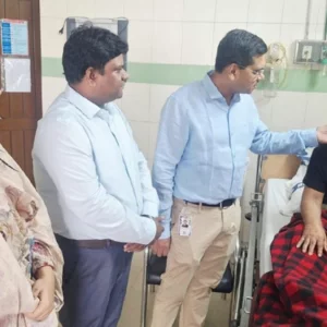 হাসপাতালে চিকিৎসাধীন এমপি রেজুর খোঁজ নিলেন ডা. মনোয়ারুল কাদির