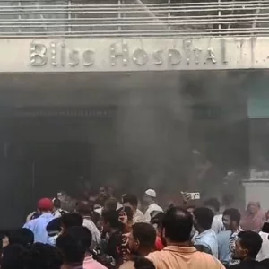 সাতক্ষীরায় হাসপাতালে আগুন, ধোঁয়া ও হুড়োহুড়িতে আহত অর্ধশতাধিক