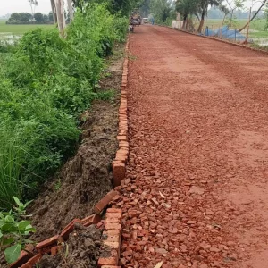 তাড়াশে মেরামতকাজ শেষ না হতেই সড়কে ধস, অনিয়মের অভিযোগ