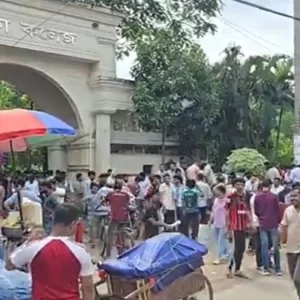 ঢাকা কলেজে ছাত্রদল-শিবির সংঘর্ষ, কয়েকজন আহত