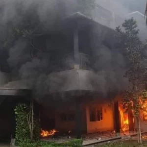 জুলাই গণঅভ্যুত্থানের দিনে ধানমন্ডি ৩২ নম্বর বাড়িতে ভাঙচুরের পর আগুন দেয় বিক্ষুব্ধ জনতা