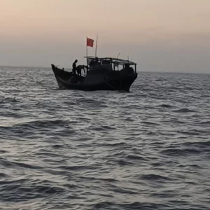 কুয়াকাটা উপকূলে মাছ ধরার ট্রলারে জলদস্যুদের হানা, আহত ১২