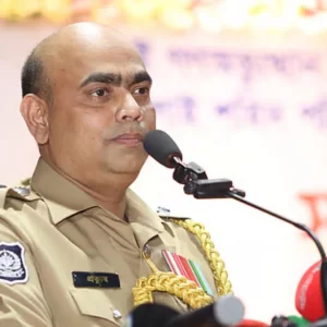 যত কিছুই করি না কেন, কারোরই মন রক্ষা করতে পারি না