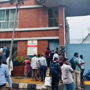 ১১ দলীয় ঐক্যের ঘেরাও কর্মসূচি ঘিরে সচিবালয়ের সব গেট বন্ধ