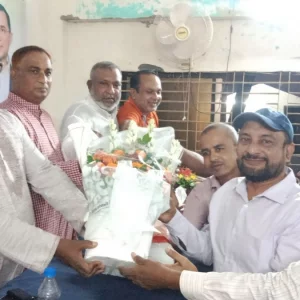 বিএনপির সভায় আওয়ামী লীগ নেতার ফুলেল শুভেচ্ছা, কয়েক লাখ টাকার লেনদেনের অভিযোগ