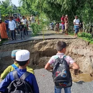 তিস্তায় আকস্মিক বন্যায় সড়ক ভেঙে চলাচল বন্ধ 
