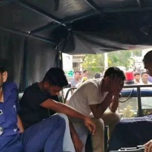 ডিবি পরিচয়ে টাকা চাইতে গিয়ে গণধোলাই, আটক ২