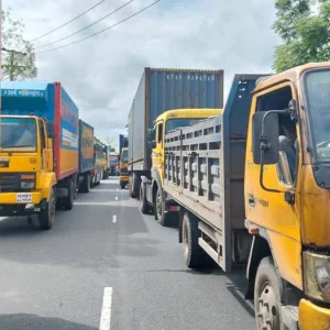 গর্ত ও খানাখন্দে ঢাকা-চট্টগ্রাম মহাসড়কে ১৫ কিলোমিটার যানজট