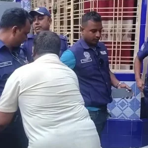 মাদক কারবারির বাড়িতে ঢোকার আগে নিজেদেরই দেহ তল্লাশি, ব্যাখ্যা দিল পুলিশ