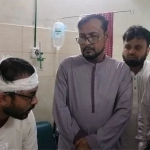 ‘সংঘর্ষের তিনদিন পর’ আহত শিক্ষার্থীদের দেখতে হাসপাতালে জবি উপাচার্য