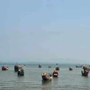 আরাকান আর্মি ধরে নিল ৩ জেলেকে, সাগরে ঝাঁপ দিয়ে ফিরলেন দুজন