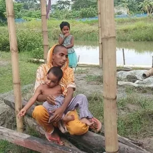 ঘর ভাড়া পরিশোধে ৫০০ টাকায় মাথার চুল বিক্রি, ২ সন্তান নিয়ে রেললাইনে রেহানা