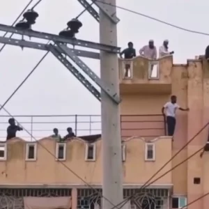 পালাতে গিয়ে পাঁচতলার কার্নিশে আটকা মাদ্রাসাছাত্রী, দুই ঘণ্টার চেষ্টায় উদ্ধার