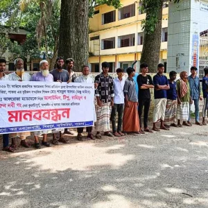 ব্যানার কেড়ে নিয়ে মানবন্ধনে দুই রাউন্ড গুলি, গুলিবিদ্ধ ১