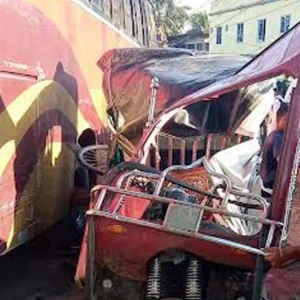 বাসের ধাক্কায় ভ্যানচালক নিহত, নারী-শিশুসহ আহত ৪