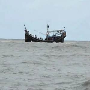 টেকনাফ সীমান্তে ৩ জেলেসহ ট্রলার নিয়ে গেলো আরাকান আর্মি