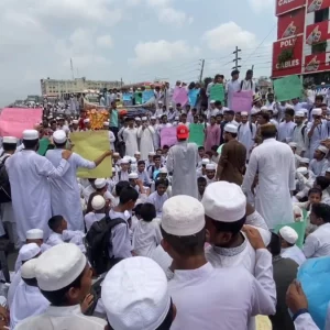 ঢাকা-ময়মনসিংহ মহাসড়ক অবরোধ করে মাদ্রাসা শিক্ষার্থীদের বিক্ষোভ