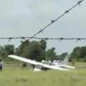 ভারতে জরুরি অবতরণ করতে গিয়ে বিমান বিধ্বস্ত