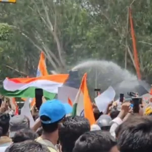 ভারতের ঝাড়খণ্ডে আন্দোলনকারী শিক্ষার্থীদের ওপর পুলিশের লাঠিচার্জ