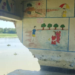 নেত্রকোনায় শ্রেণিকক্ষের জানালা ঘেঁষে নদীর স্রোত, যেকোনো সময় বিলীন হতে পারে স্কুল