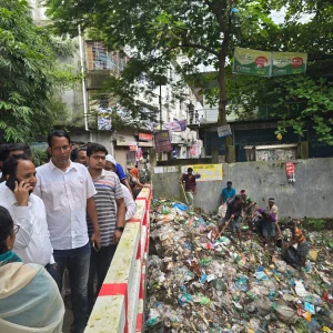 ‘হ্যালো ডিসি’তে অভিযোগ, মুহূর্তেই পরিষ্কার হলো ময়লার ভাগাড়