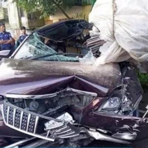 দাঁড়িয়ে থাকা ট্রাকে প্রাইভেট কারের ধাক্কা, রড ঢুকে বিচারকের মৃত্যু