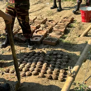 মাটি খুঁড়তেই মিলল ধাতব বস্তু, সেনাবাহিনী এসে উদ্ধার করলো ৯৬টি মাইন