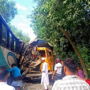 চাঁদপুরে বাস-ট্রাক সংঘর্ষে নিহত ৩, আহত ১৫