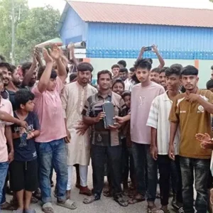 লোডশেডিংয়ে অতিষ্ঠ, ৪ ঘণ্টা বিদ্যুতের কর্মীকে আটকে রাখলেন জনতা