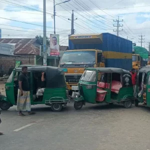 গ্যাস সংকট নিরসনের দাবিতে জামালপুর-টাঙ্গাইল মহাসড়ক অবরোধ চালকদের