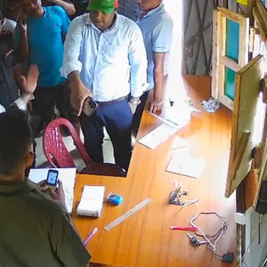 ময়মনসিংহে বালুঘাটে ইজারাদারের কর্মীকে ইউএনওর থাপ্পড়, ভিডিও ভাইরাল