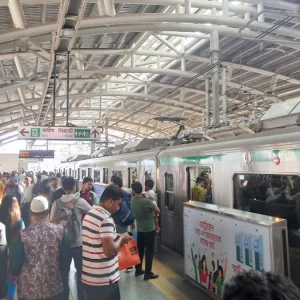 মেট্রোরেলে রাতের যাত্রার সময় বাড়ছে
